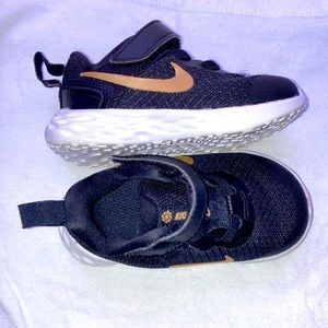 Nike Revolution 6 Infant/Toddler Velcro Black/Gold Sneakers 5c